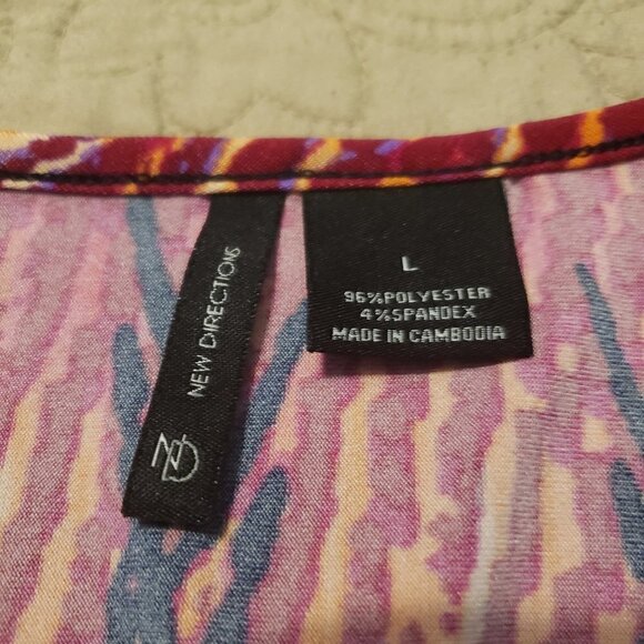 New Directions Bright/Bold Print top - V-neck - Picture 5 of 6